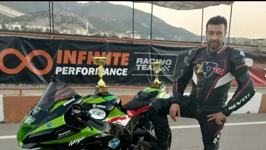 Ödemiş'te Şok: Şampiyon Motosikletçi Özgür Çapacı Hayatını Kaybetti